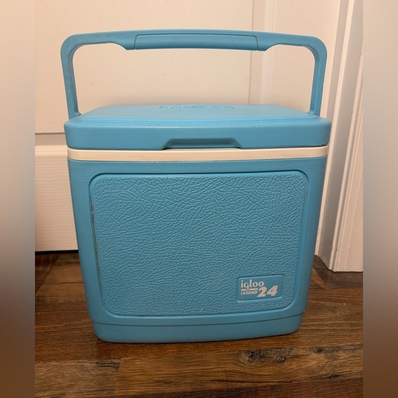 Igloo Other - Legend 24 IGLOO Cooler Ice
Chest Barbie Tiffany Blue 1987/88
VINTAGE
